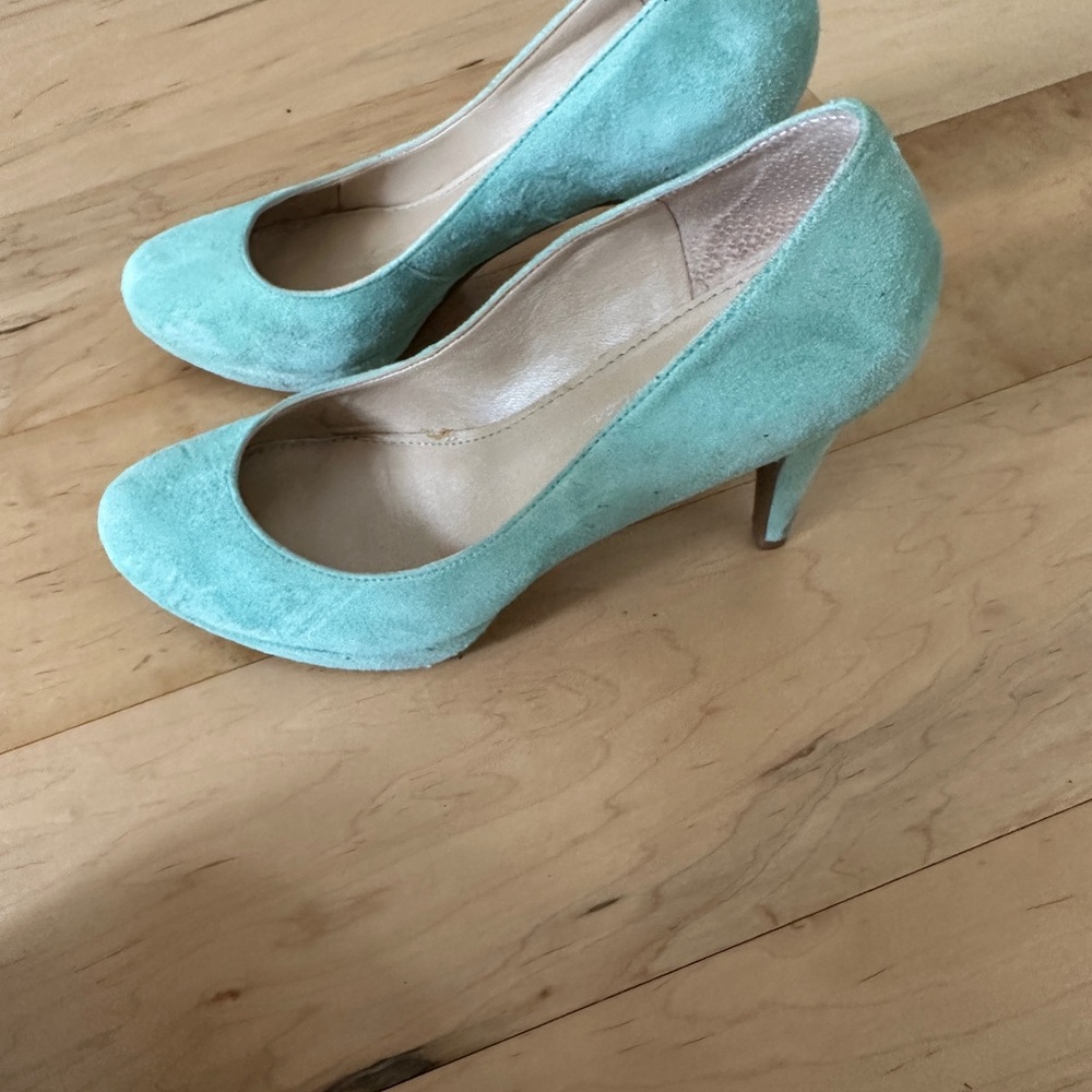 Chic Turquoise Suede Heels
